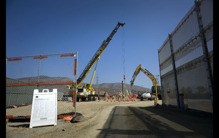 La construcción de los prototipos del nuevo muro en la frontera entre México y Estados Unidos avanzan según lo programado por el Gobierno.  EFE / D. Maung