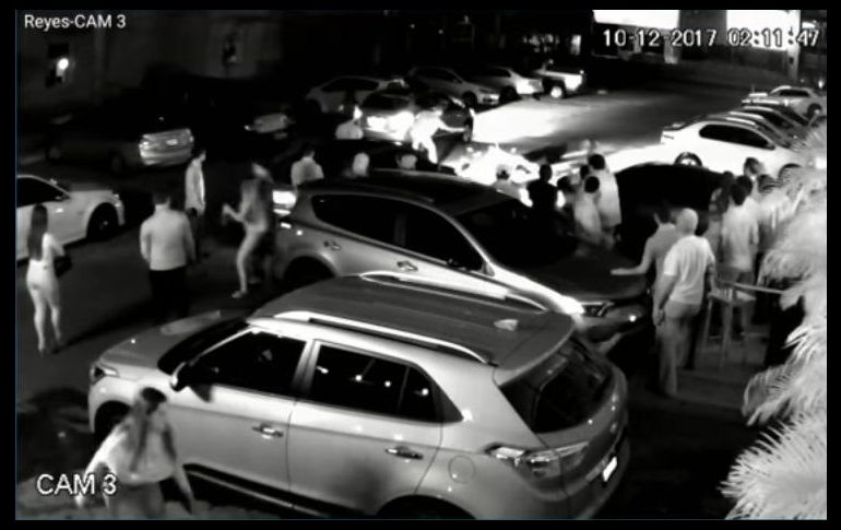 De acuerdo a las imágenes, el agresor en forma tranquila se guarda el arma en la cintura, sube a una camioneta y se retira del lugar. YOUTUBE / Eluniversal Online