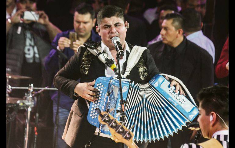Luego de instalarse en el escenario, Alfredo Olivas dio rienda suelta a su mejor talento acompañado del acordeón. EL INFORMADOR/G. Gallo