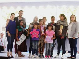 Solidaridad y conocimiento. En abril, Acuario Michin entregó juguetes a niños de familias de escasos recursos. ESPECIAL