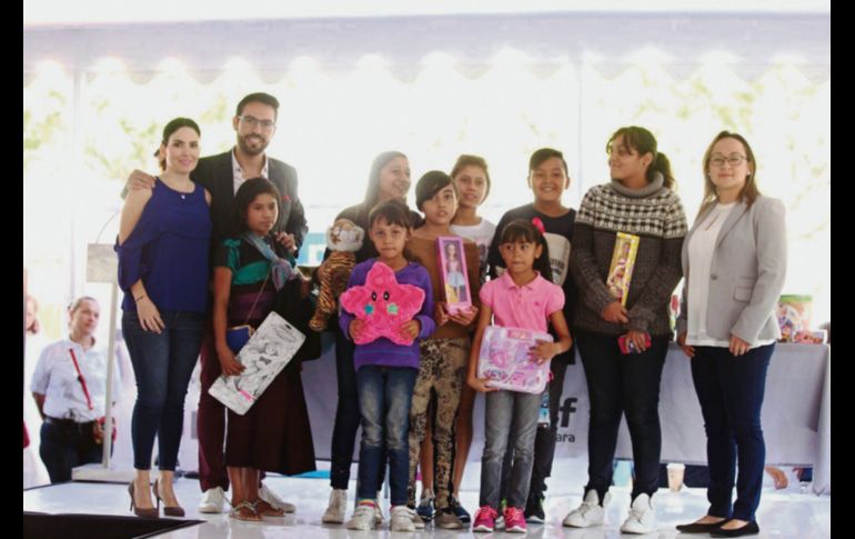 Solidaridad y conocimiento. En abril, Acuario Michin entregó juguetes a niños de familias de escasos recursos. ESPECIAL