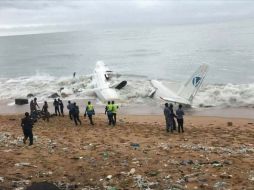 Las imágenes difundidas por medios locales muestran un avión de pequeño tamaño partido en dos y varado en la orilla de una playa. TWITTER