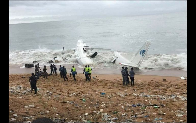 Las imágenes difundidas por medios locales muestran un avión de pequeño tamaño partido en dos y varado en la orilla de una playa. TWITTER