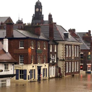 Irlanda y Reino Unido se preparan para el huracán ''Ophelia''