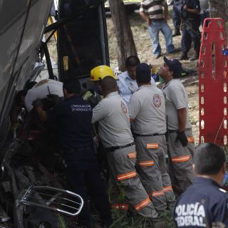 Volcadura de transporte público deja 16 lesionados en Ecatepec