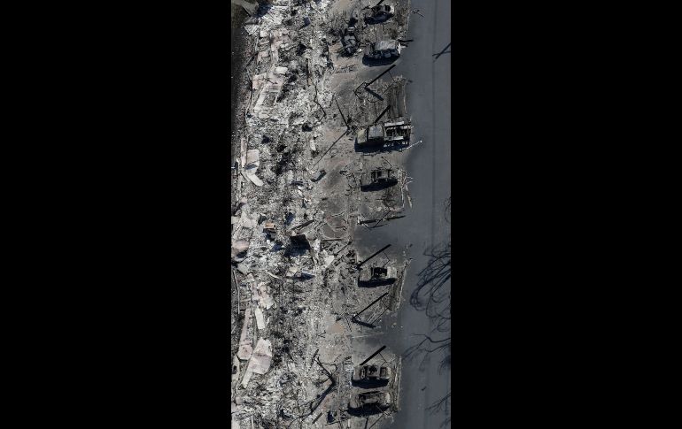 El fuego arrasó tanto con casas como autos cuyos restos permanecen a la espera de que comiencen las laores de limpieza y reconstrucción. AP / M. Sánchez