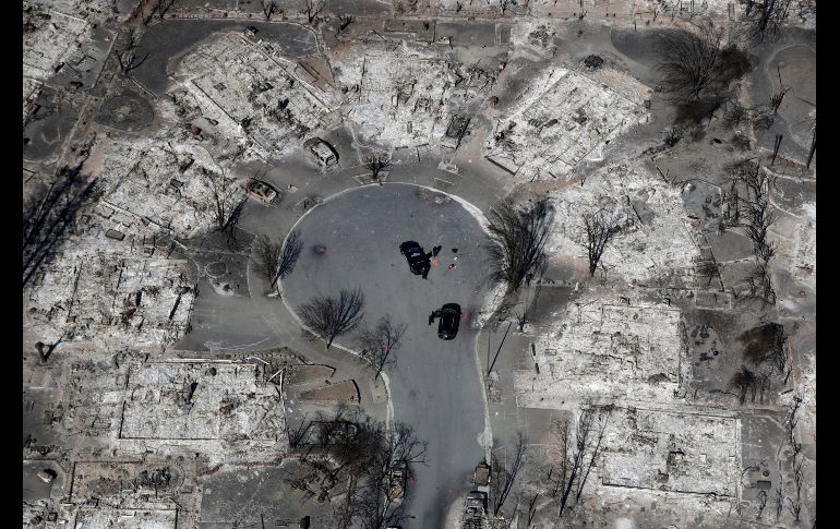 Oficiales de policía se aproximan a una zona del vecindario Coffey Park donde prácticamente no quedó nada de pie. AP / M. Sánchez