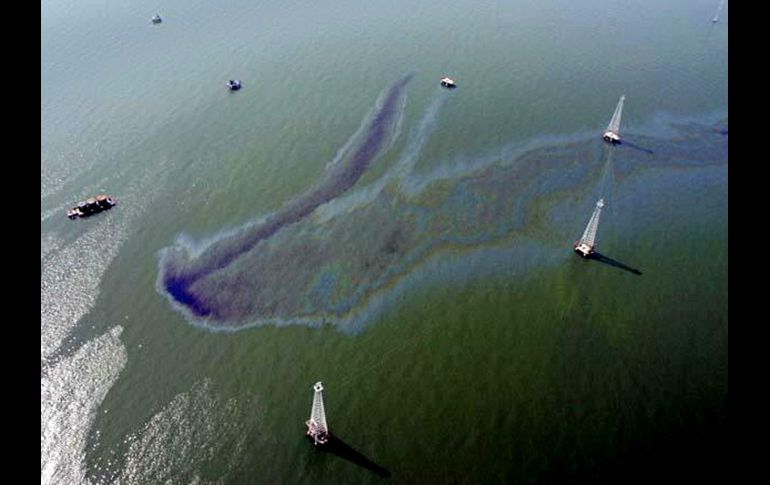 Guardacostas estadounidenses reportaron que el derrame no representa peligro para las zonas costeras. AFP / ARCHIVO