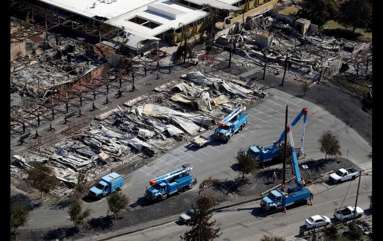 Una brigada de la compañía eléctrica PG&E labora para restablecer el flujo de energía a través de la zona devastada. AP / M. Sánchez