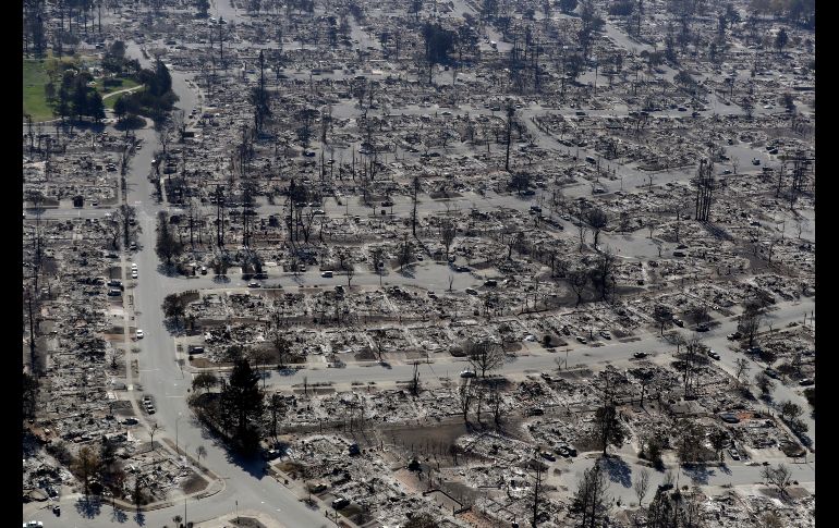 Es impresionante que a pesar de la devastación, aún existan algunas áreas que permanecen verdes tras el paso del fuego. AP / M. Sánchez