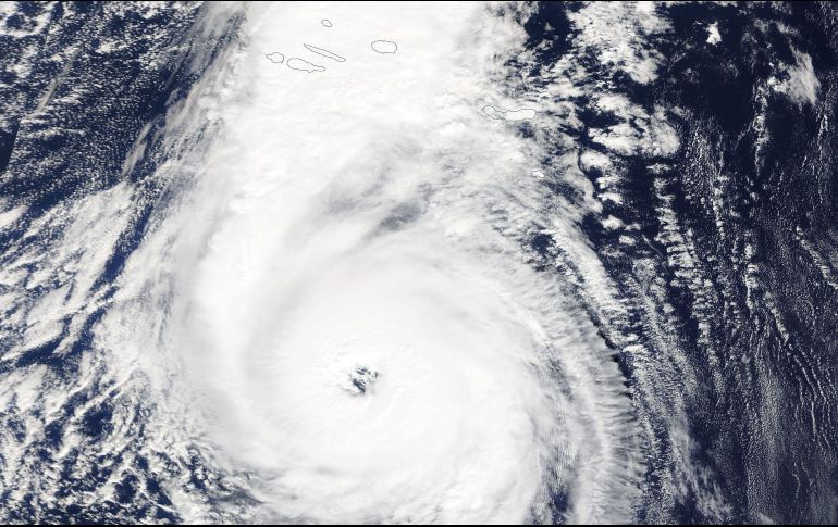Los vientos huracanados de “Ophelia” se extienden hasta 75 km desde su centro. EFE / NASA