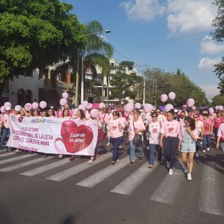 Marcha contra cáncer de mama en Jalisco rompe récord Guinness