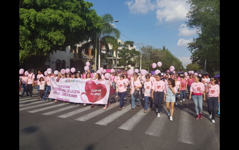 En el evento participaron sobrevivientes del cáncer de mama, la sociedad civil y trabajadores de hospitales y el gobierno estatal. EL INFORMADOR / A. Gallegos