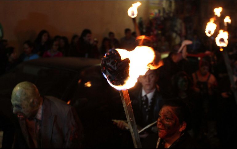 Con antorcha en mano, estos seres de ultratumba recorrieron las empedradas calles del pueblo hasta llegar a la Torre del Carmen. NTX / A. Rodríguez