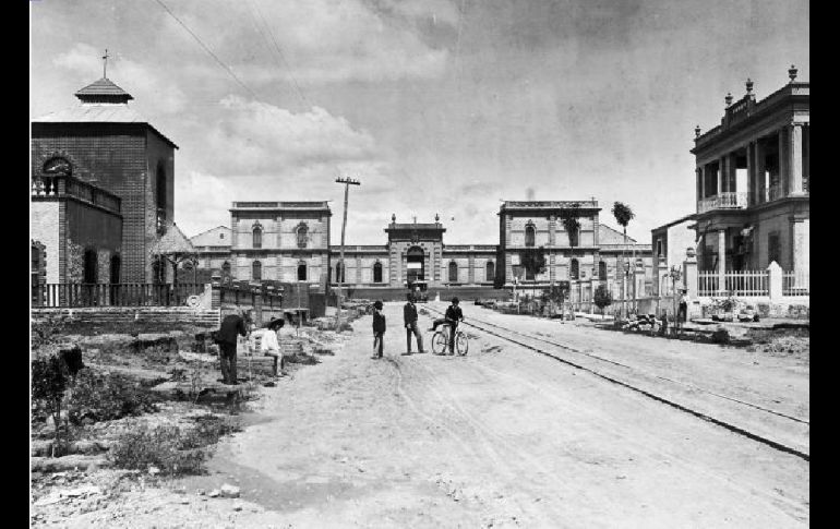1917 - Inicios de Chapultepec. Los últimos años del siglo XIX y los inicios del XX, significaron para Guadalajara la llegada de nuevas colonias como la Francesa, Reforma, Americana, Moderna y la West End.
