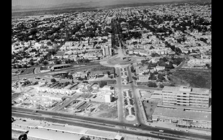 1950 - Ciudad en auge  Con la llegada de Jesús González Gallo al Poder Ejecutivo (1947-1953), nació en 1948 la avenida Lafayette, con modelo progresista que derivó en la modernización de varias ruas de la ciudad.