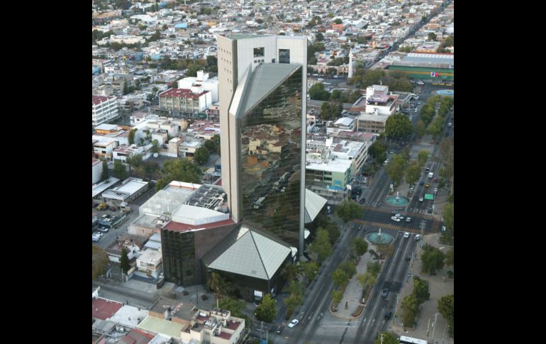 2006 - Un espacio para todos  Vista aérea de la avenida, donde se muestra su vocación de esparcimiento y centro de negocios y oficinas diversas. Ha sido modificada en su parte peatonal y en la carpera asfáltica.