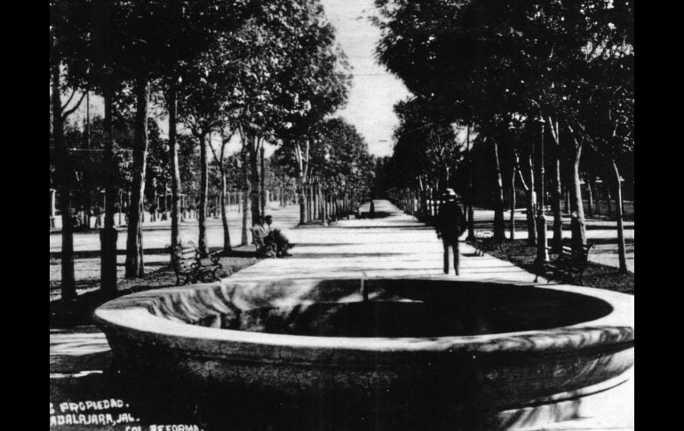 1935 - Remanso de tranquilidad  La nueva vía de la colonia Reforma, sirvió como ruta para paseos en bici, descansos bajo la sombra de las jacarandas y la edificación de viviendas inmensas con un toque europeo.