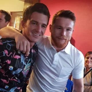 Drake Bell le pide selfie a “El Canelo”