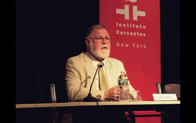 Dedicstoria. Alberto Manguel, director de la Biblioteca Nacional de Buenos Aires, hizo un llamado en apoyo a la reconstrucción de Puerto Rico a través de las letras.