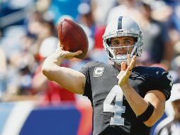 Derek Carr salió lesionado en el tercer cuarto del juego de la Semana 4 entre Raiders y Broncos. Frente a los Chargers, el mariscal de campo de Oakland espera comandar a su equipo de regreso a la senda del triunfo. AFP