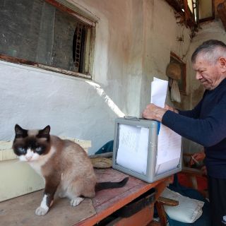 Abren los colegios electorales en Kirguistán