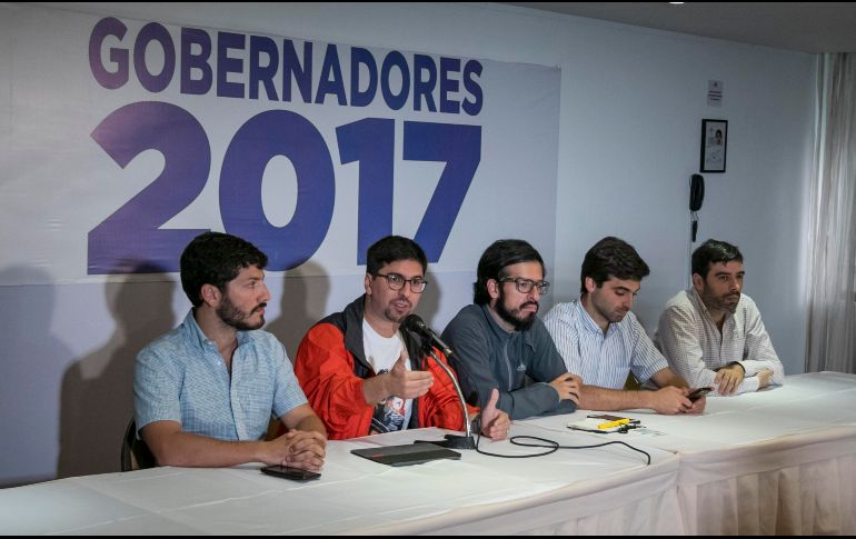 El primer vicepresidente de la Asamblea Nacional de Venezuela, Freddy Guevara (2-i), ofrece declaraciones a periodistas. EFE/M. Gutiérrez