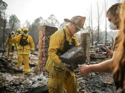 Se estima que al menos cinco mil 700 casas y negocios han quedado reducidos a cenizas. AFP/E. Nouvelage
