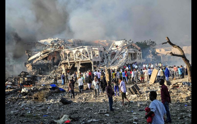 Algunos de los edificios de la principal calle comercial de Mogadiscio han quedado totalmente destruidos por las explosiones y se teme que haya cadáveres bajo los escombros. AFP/M. Abdiwahab