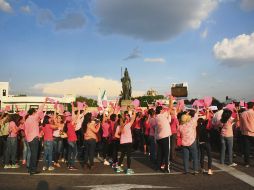 Récord. La marcha contra el cáncer de mama formó la lazada más grande del mundo. EL INFORMADOR/I. Martínez