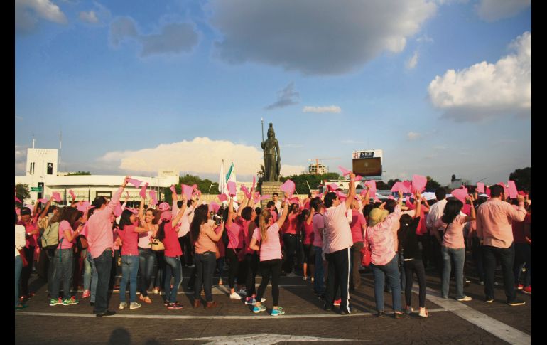 Récord. La marcha contra el cáncer de mama formó la lazada más grande del mundo. EL INFORMADOR/I. Martínez