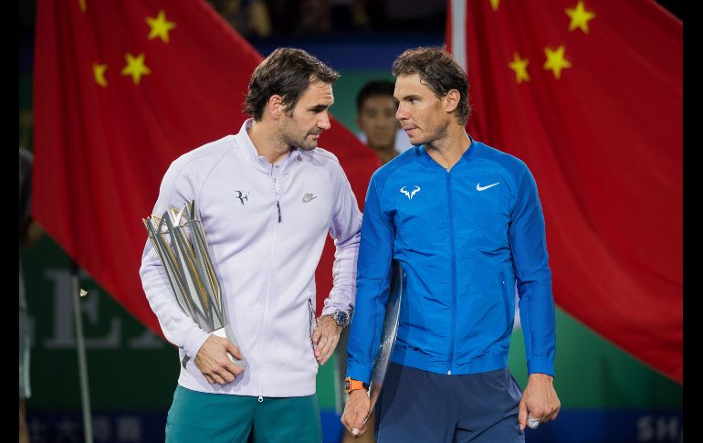 Tras recibir el trofeo de subcampeón, Nadal (d) le dio la enhorabuena a Federer (i) por jugar un 