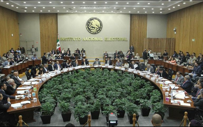 Con esto suman 348 los ciudadanos que se inscribieron para obtener un cargo de elección popular a partir del 2018. NTX / ARCHIVO