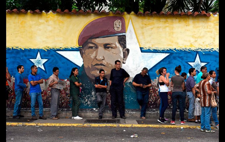 Venezolanos hacen fila para votar en las elecciones regionales en Caracas. AFP/J. Barreto