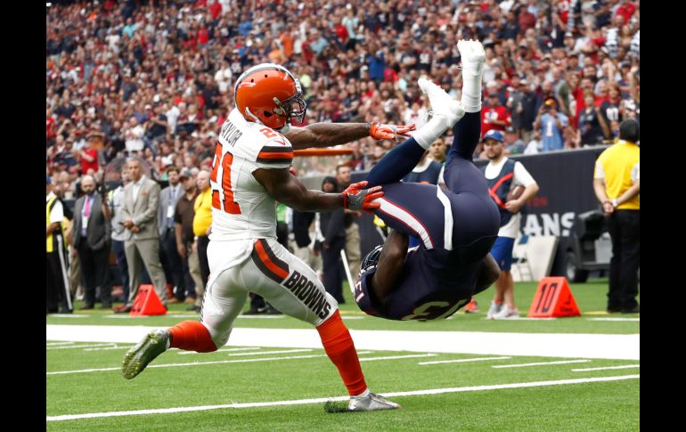 Jamar Taylor (i), de los Browns de Cleveland, falla al intentar detener a Braxton Miller, de los Texans de Houston, quien logró anotar un touchdown, en partido de la NFL en Houston. AP/E. GayBrowns Texans