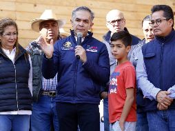 El jefe de Gobierno, Miguel Ángel Mancera, realizó un recorrido en el Pueblo de Santa Rosa Xochiac, de la delegación Álvaro Obregón, donde se construyen viviendas para los damnificados. SUN / B. Fregoso