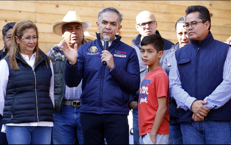 El jefe de Gobierno, Miguel Ángel Mancera, realizó un recorrido en el Pueblo de Santa Rosa Xochiac, de la delegación Álvaro Obregón, donde se construyen viviendas para los damnificados. SUN / B. Fregoso