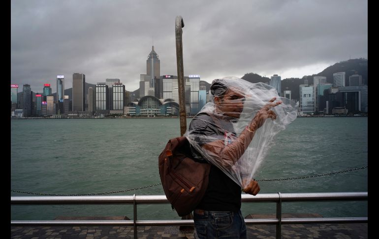 Un hombre lucha con fuertes vientos causados por la tormenta tropical 