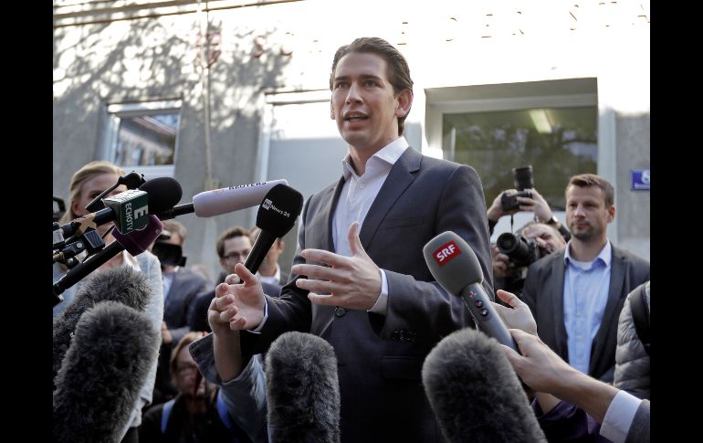 El líder conservador Sebastian Kurz habla con medios antes de votar. El político de 31 años ganó este domingo las elecciones legislativas austriacas, según las primeras proyecciones. AP/M. Schrader