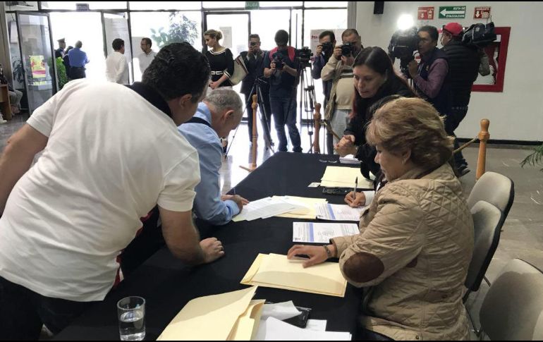 Ferriz de Con acudió esta tarde a la sede del INE a recibir personalmente su constancia, firmada por el secretario ejecutivo del INE. TWITTER / @PedroFerriz