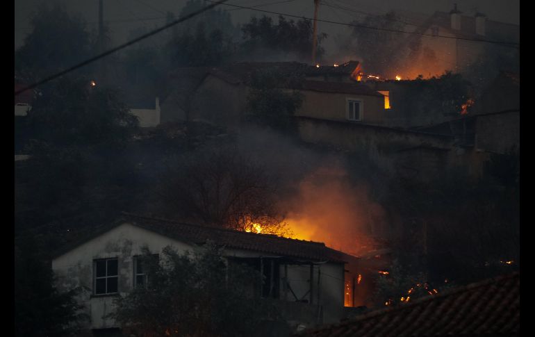 Casas arden en Ponte da Mocela. Al menos tres personas han muerto y más de una veintena han resultado heridas en los incendios.