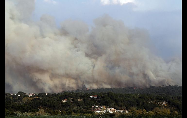Lo peor se ha registrado en el centro y norte del país, donde permanecen activos 108 incendios. Humo se eleva en Condeixa.