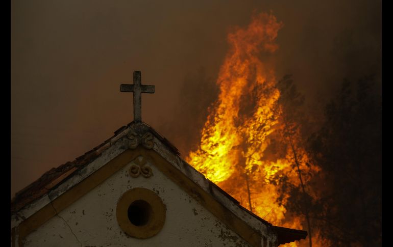 El terreno se encuentra seco por las altas temperaturas y escasas lluvias, algo que facilita la propagación de incendios.
