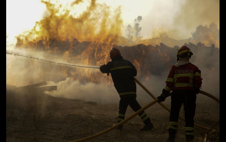 Bomberos combaten un incendio en Moinhos, Portugal. Más de cinco mil 300 bomberos hay desplegados en el centro y norte del país.