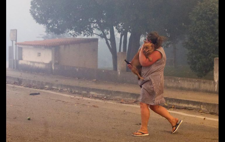 Una mujer carga una mascota en Vila Nova De Poiares.