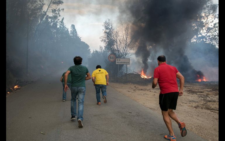 Vecinos de Alcabideque huyen. Se han evacuado varios poblados.
