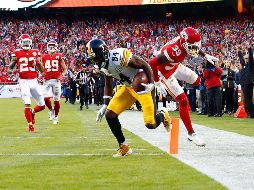 Antonio Brown realizó una acrobática atrapada de touchdown en el cuarto periodo. AFP / P. Aiken