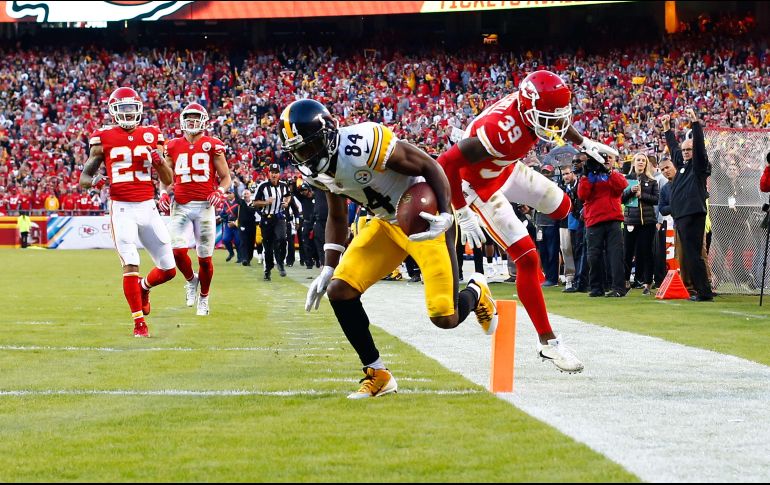 Antonio Brown realizó una acrobática atrapada de touchdown en el cuarto periodo. AFP / P. Aiken