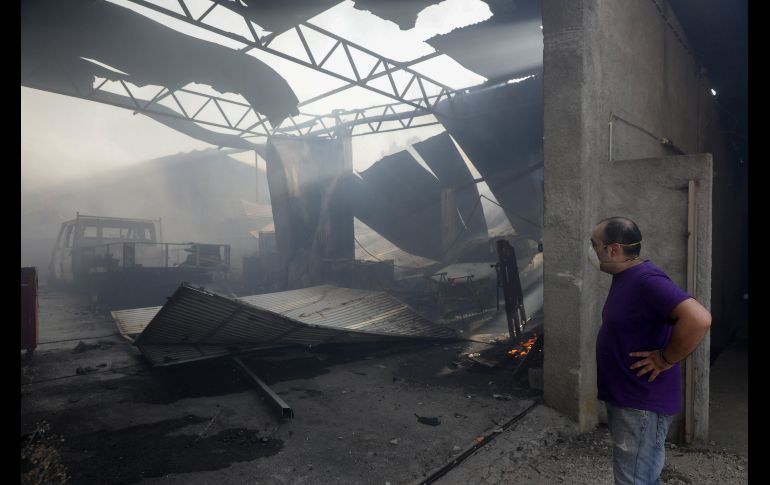 Un hombre observa un sitio quemado en Cruzamento de Poiares, Portugal. En el centro y norte del país, donde permanecen activos 108 incendios forestales. EFE/EPA/P. Novais