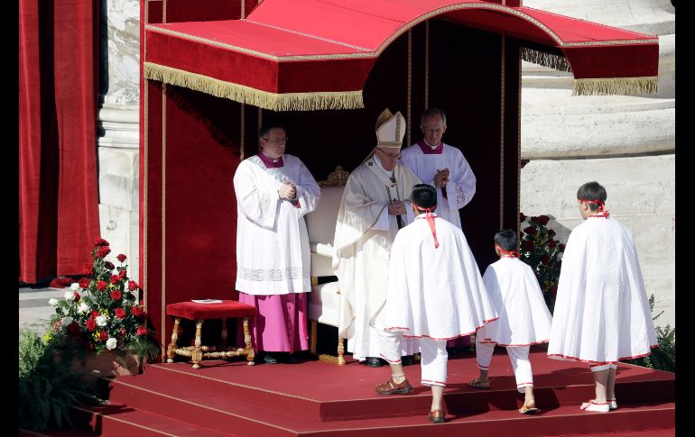 El Papa Francisco celebra una misa en la Plaza de San Pedro, en el Vaticano, en la cual proclamó 35 santos nuevos, entre ellos tres niños mártires de Tlaxcala. AP/A. Medichini